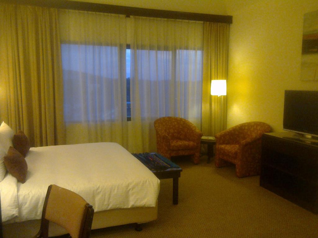 Rhr Hotel At Uniten Каджанг Номер фото