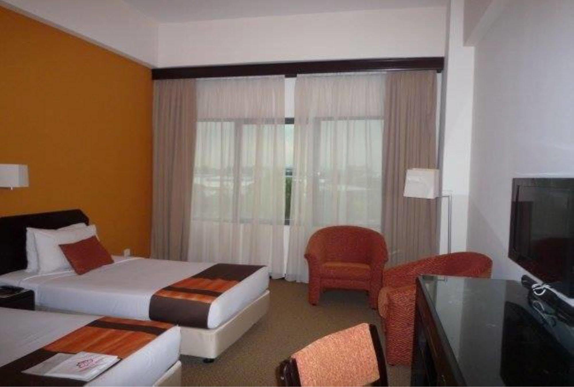 Rhr Hotel At Uniten Каджанг Экстерьер фото